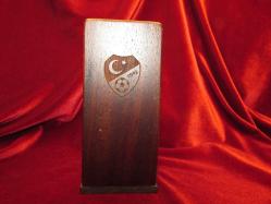 TÜRKİYE FUTBOL FEDARASYONU'NUN HARİKA GÖRSELLİ AHŞAP BİBLO FİGÜRLÜ OBJESİ 856