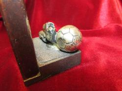 TÜRKİYE FUTBOL FEDARASYONU'NUN HARİKA GÖRSELLİ AHŞAP BİBLO FİGÜRLÜ OBJESİ 856