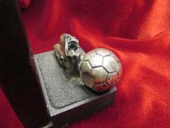 TÜRKİYE FUTBOL FEDARASYONU'NUN HARİKA GÖRSELLİ AHŞAP BİBLO FİGÜRLÜ OBJESİ 856