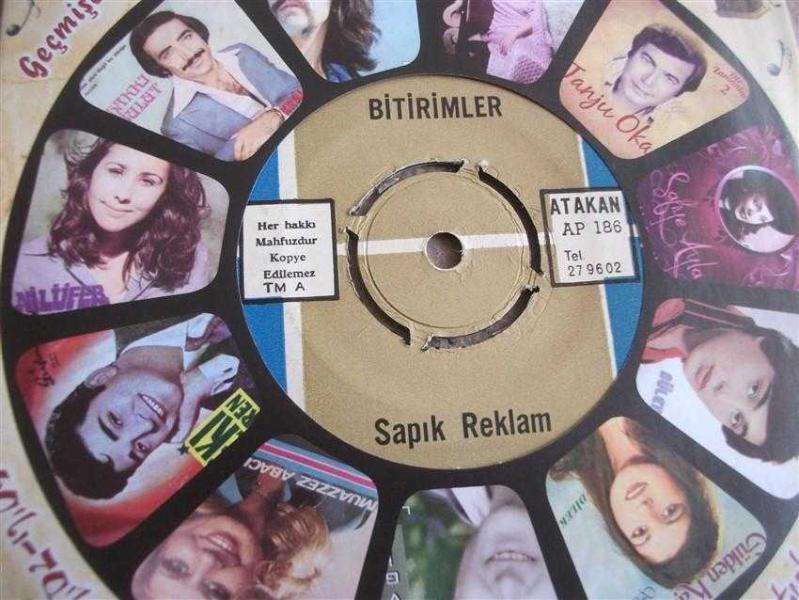 bir adamın çıkıntıda tek başına yürümesini izlemek