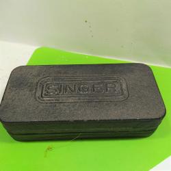 RF46------METAL SINGER DİKİŞ MAKİNASI KUTUSU VE İÇİNDEKİ PARÇALAR