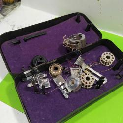 RF46------METAL SINGER DİKİŞ MAKİNASI KUTUSU VE İÇİNDEKİ PARÇALAR