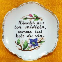 VINTAGE N' ECOUTES PAS TON MEDECIN , COMME LUI BOIS DU VIN FRANSIZCA YAZILI ÇİÇEK RESİMLİ DEKORATİF PORSELEN DUVAR TABAĞI
