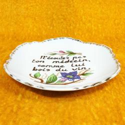 VINTAGE N' ECOUTES PAS TON MEDECIN , COMME LUI BOIS DU VIN FRANSIZCA YAZILI ÇİÇEK RESİMLİ DEKORATİF PORSELEN DUVAR TABAĞI