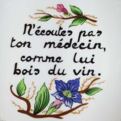 VINTAGE N' ECOUTES PAS TON MEDECIN , COMME LUI BOIS DU VIN FRANSIZCA YAZILI ÇİÇEK RESİMLİ DEKORATİF PORSELEN DUVAR TABAĞI