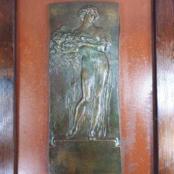 ANTİKA BRONZ GÖRÜNÜMLÜ LEONARDO BISTOLFI FEMALE ALLEGORY ÜÇ BOYUTLU KADIN TASVİRLİ AHŞAP ÇERÇEVELİ HEYKEL PANO