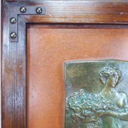 ANTİKA BRONZ GÖRÜNÜMLÜ LEONARDO BISTOLFI FEMALE ALLEGORY ÜÇ BOYUTLU KADIN TASVİRLİ AHŞAP ÇERÇEVELİ HEYKEL PANO