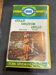 Efemera - SADECE KUTU VE KARTONETTİR * FİLM YOKTUR * GÜLLÜ GELİYOR GÜLLÜ * TÜRKAN ŞORAY * EDİZ HUN * VHS KARTONETİ - kitantik - kitaLog
