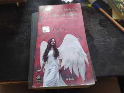 KANADI KIRIK MELEK'İN KANADINA TAKILANLAR