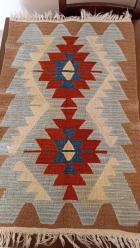 KİLİM - ANADOLU GELENEKSEL EL DOKUMA SECCADE  FORMUNDA YÖRÜK YÜN  KİLİM Ebat: 57x 95 cm..