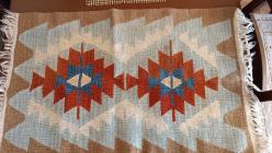 KİLİM - ANADOLU GELENEKSEL EL DOKUMA SECCADE  FORMUNDA YÖRÜK YÜN  KİLİM Ebat: 57x 95 cm..