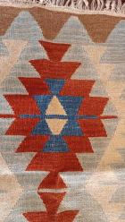 KİLİM - ANADOLU GELENEKSEL EL DOKUMA SECCADE  FORMUNDA YÖRÜK YÜN  KİLİM Ebat: 57x 95 cm..