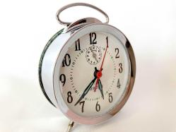 SERKİSOF ANTİKA KURMALI ÇALAR SAAT  BÜTÜN AKSAMLARI TAM ORJİNAL