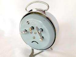 SERKİSOF ANTİKA KURMALI ÇALAR SAAT  BÜTÜN AKSAMLARI TAM ORJİNAL