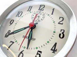 SERKİSOF ANTİKA KURMALI ÇALAR SAAT  BÜTÜN AKSAMLARI TAM ORJİNAL