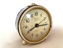 SERKİSOF ANTİKA KURMALI ÇALAR SAAT BÜTÜN AKSAMLARI TAM  ÇALIŞIYOR/DURUYOR  ANTİKA HALİYLE BAKIM İSTİYOR FİYAT ONA GÖRE VERİLMİŞTİR.