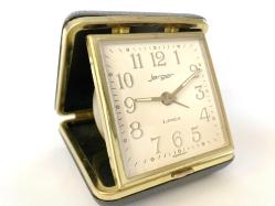 ALMAN JERGER YENİ AYARINDA ANTİKA SEYAHAT SAATİ- KURMALI ALARMLI ÇALAR SAAT , BAKIMLARI YAPILMIŞ OLUP, BÜTÜN AKSAMLARI TAM ORJİNAL ZAMAN TUTUŞLARI GAYET İYİDİR .