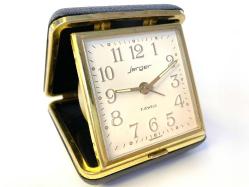 ALMAN JERGER YENİ AYARINDA ANTİKA SEYAHAT SAATİ- KURMALI ALARMLI ÇALAR SAAT , BAKIMLARI YAPILMIŞ OLUP, BÜTÜN AKSAMLARI TAM ORJİNAL ZAMAN TUTUŞLARI GAYET İYİDİR .