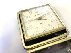 ALMAN JERGER YENİ AYARINDA ANTİKA SEYAHAT SAATİ- KURMALI ALARMLI ÇALAR SAAT , BAKIMLARI YAPILMIŞ OLUP, BÜTÜN AKSAMLARI TAM ORJİNAL ZAMAN TUTUŞLARI GAYET İYİDİR .