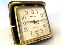 ALMAN JERGER YENİ AYARINDA ANTİKA SEYAHAT SAATİ- KURMALI ALARMLI ÇALAR SAAT , BAKIMLARI YAPILMIŞ OLUP, BÜTÜN AKSAMLARI TAM ORJİNAL ZAMAN TUTUŞLARI GAYET İYİDİR .