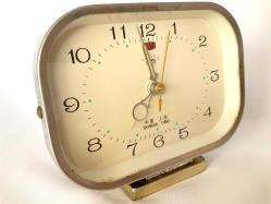 UZAK DOĞU ANTİK KURMALI ALARMLI ÇALAR SAAT , BAKIMLARI YAPILMIŞ OLUP, BÜTÜN AKSAMLARI TAM ORJİNAL ZAMAN TUTUŞLARI GAYET İYİDİR AKREP YELKOVAN MAKAS ŞEKLİNDEDİR.