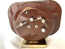 UZAK DOĞU ANTİK KURMALI ALARMLI ÇALAR SAAT , BAKIMLARI YAPILMIŞ OLUP, BÜTÜN AKSAMLARI TAM ORJİNAL ZAMAN TUTUŞLARI GAYET İYİDİR AKREP YELKOVAN MAKAS ŞEKLİNDEDİR.