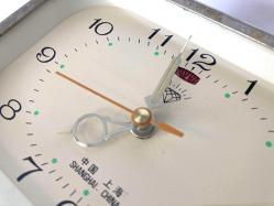 UZAK DOĞU ANTİK KURMALI ALARMLI ÇALAR SAAT , BAKIMLARI YAPILMIŞ OLUP, BÜTÜN AKSAMLARI TAM ORJİNAL ZAMAN TUTUŞLARI GAYET İYİDİR AKREP YELKOVAN MAKAS ŞEKLİNDEDİR.