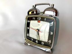 UZAK DOĞU ANTİK KURMALI ALARMLI ÇALAR SAAT , BAKIMLARI YAPILMIŞ OLUP, BÜTÜN AKSAMLARI TAM ORJİNAL ZAMAN TUTUŞLARI GAYET İYİDİR