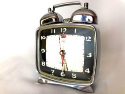 UZAK DOĞU ANTİK KURMALI ALARMLI ÇALAR SAAT , BAKIMLARI YAPILMIŞ OLUP, BÜTÜN AKSAMLARI TAM ORJİNAL ZAMAN TUTUŞLARI GAYET İYİDİR