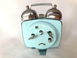 UZAK DOĞU ANTİK KURMALI ALARMLI ÇALAR SAAT , BAKIMLARI YAPILMIŞ OLUP, BÜTÜN AKSAMLARI TAM ORJİNAL ZAMAN TUTUŞLARI GAYET İYİDİR