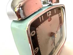 UZAK DOĞU ANTİK KURMALI ALARMLI ÇALAR SAAT , BAKIMLARI YAPILMIŞ OLUP, BÜTÜN AKSAMLARI TAM ORJİNAL ZAMAN TUTUŞLARI GAYET İYİDİR