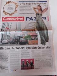 Cumhuriyet Pazar Gazetesi - 20 Kasım 2011 - Sayı 1339 - Umutsuz Ev Kadınları'nın Cesur Ve Şeffaf Yüzü Özge Özder Fotoğrafı - Bir Bina Bir Tabela İşte Size Üniversite - TOFAŞ - Türk Mühendisi Yarattı - Fiat Panda Ekonomik Mini Şehir Otomobili