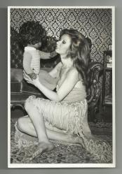 SİNEMA SANATÇISI ÜLKÜ ÖZEN BEBEĞİ İLE OYNARKEN ORİJİNAL SB FOTOĞRAF...