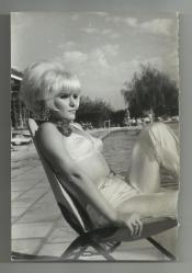 HAVUZ KENARINDA GÖNÜL YAZAR ESKİ ORİJİNAL FOTOĞRAF...