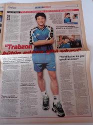 Milliyet Pazar Gazetesi - 25 Ağustos 2002 - Trabzonspor'un Güney Koreli Futbolcusu Lee Eul Yong Fotoğrafı - Rus Pop Grubu Tatu'yu Lezbiyen İmajı Ünlü Yaptı - Gülben Ergen - Yılmaz Erdoğan - Sibel Can