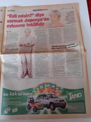 Milliyet Pazar Gazetesi - 14 Temmuz 2002 - Rüştü Reçber Fotoğrafı - Haberci Coşkun Aral Bahçesindeki Savaş Uçağına Çiçek Ekti - Yazın Modası Reina'ya Safran 'dan Bakmak