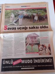 Milliyet Pazar Gazetesi - 14 Temmuz 2002 - Rüştü Reçber Fotoğrafı - Haberci Coşkun Aral Bahçesindeki Savaş Uçağına Çiçek Ekti - Yazın Modası Reina'ya Safran 'dan Bakmak
