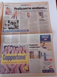 Milliyet Pazar Gazetesi - 14 Temmuz 2002 - Rüştü Reçber Fotoğrafı - Haberci Coşkun Aral Bahçesindeki Savaş Uçağına Çiçek Ekti - Yazın Modası Reina'ya Safran 'dan Bakmak