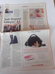 Milliyet Pazar Gazetesi - 3 Aralık 2000 - Murat Belge ve Hale Soygazi Fotoğrafı - Küçük Paris Cihangir - Kentli Kadının Seks Güncesi - Sarah Jessica Parker