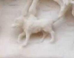 FİLDİŞİ HAVASINDA KEMİK  17- 18. YÜZYIL OYMA 6CM X 10 CM ARKADA MANZARA ÖNCE 20 TANE ŞEKİL 11 İNSAN 3 AT KÖPEK ARABA DESEN AĞAÇLAR 6CM X 10 CM  ARKADA MANZARA ÖNCE 20 TANE ŞEKİL 11 İNSAN 3 AT KÖPEK ARABA DESEN AĞAÇLAR