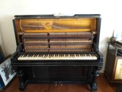 EDUARD SEILER BERLIN DUVAR PİYANOSU (UPRIGHT PİANO)  ÇOK İYİ DURUMDA AKORDU DA TAMAM ÇOK BÜYÜK BİR ŞANS ALICI İÇİN