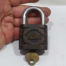 GLOBE MARKA UZAKDOĞU ÜRETİMİ ANAHTARLI ANTİKA ASMA KİLİT