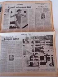 Milliyet Pazar Gazetesi- 8 Mart 1998 - Sayı 68 - Ay'a Roket Yollayan Türk Zühtü Bayar- Bu Resimlerde Kadın Nerede - Melinda - Balkan Naci İslimyeli - Republica'nın Solisti Saffron