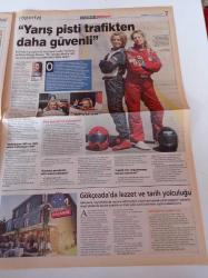 Milliyet Cuma Gazetesi - 22 Ağustos 2003 - Pistte İki Hızlı Kadın Selin Yardımcı Ve Sena Güney Manav Fotoğrafı - Angelina Jolie - Sonbaharın Modası Kalın Kaş