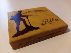 RİLA YAZILI DAĞCI TEMALI ESKİ BİR KARTON SİGARA KUTUSU...