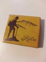 RİLA YAZILI DAĞCI TEMALI ESKİ BİR KARTON SİGARA KUTUSU...