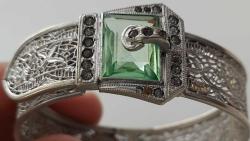 OSMANLI SON DÖNEM FRANSADAN ALINMA TELKARE SANATSAL MÜTHİŞ İŞLEME AÇIK YEŞİL KRİSTAL TAŞLI ORİJİNAL GÜMÜŞ BİLEZİK B1RRR1 PEK ÇIKMAZ