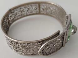 OSMANLI SON DÖNEM FRANSADAN ALINMA TELKARE SANATSAL MÜTHİŞ İŞLEME AÇIK YEŞİL KRİSTAL TAŞLI ORİJİNAL GÜMÜŞ BİLEZİK B1RRR1 PEK ÇIKMAZ