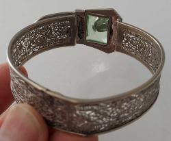 OSMANLI SON DÖNEM FRANSADAN ALINMA TELKARE SANATSAL MÜTHİŞ İŞLEME AÇIK YEŞİL KRİSTAL TAŞLI ORİJİNAL GÜMÜŞ BİLEZİK B1RRR1 PEK ÇIKMAZ