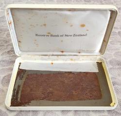 YENİ ZELANDA SPOR TEMALI HATIRA GÜMÜŞ DOLAR BOŞ KUTUSU. İÇ TABAN KISMININ KAPLAMASI EKSİK.